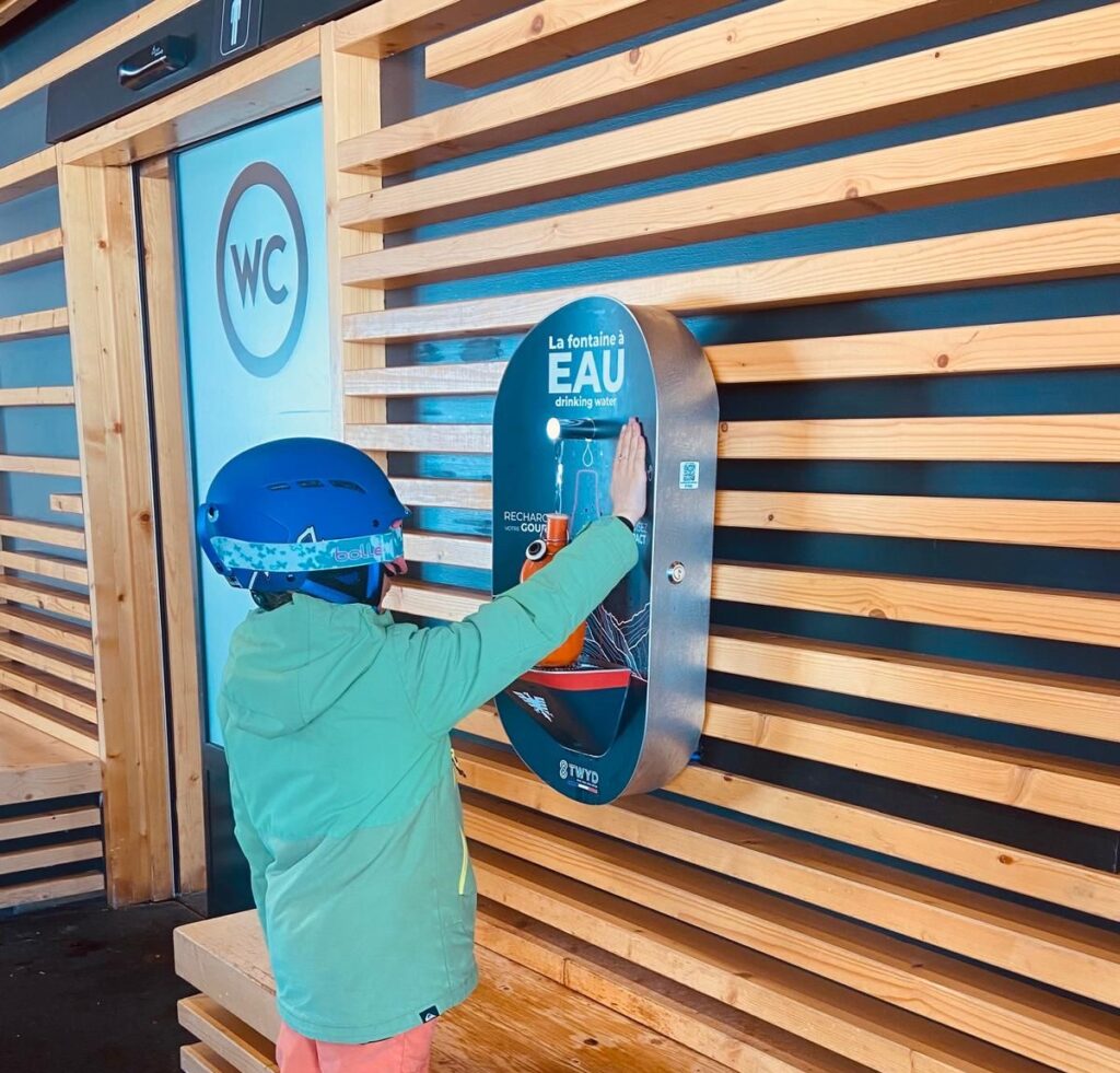 Fontaine à eau murale Twyd installée dans la station de ski Val d’Isère